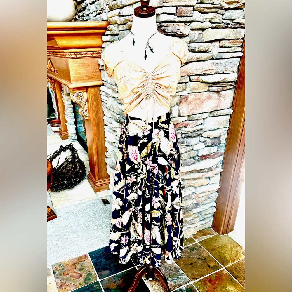 RARE HIGH WAIST FLORAL SWISHY SKIRT THAT’LL MAKE YOU WANT TO TWIRL! 😍 Size 4/SM